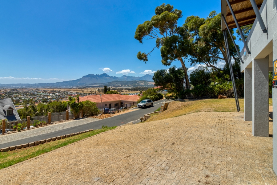 4 Bedroom Property for Sale in Gordon Heights Western Cape